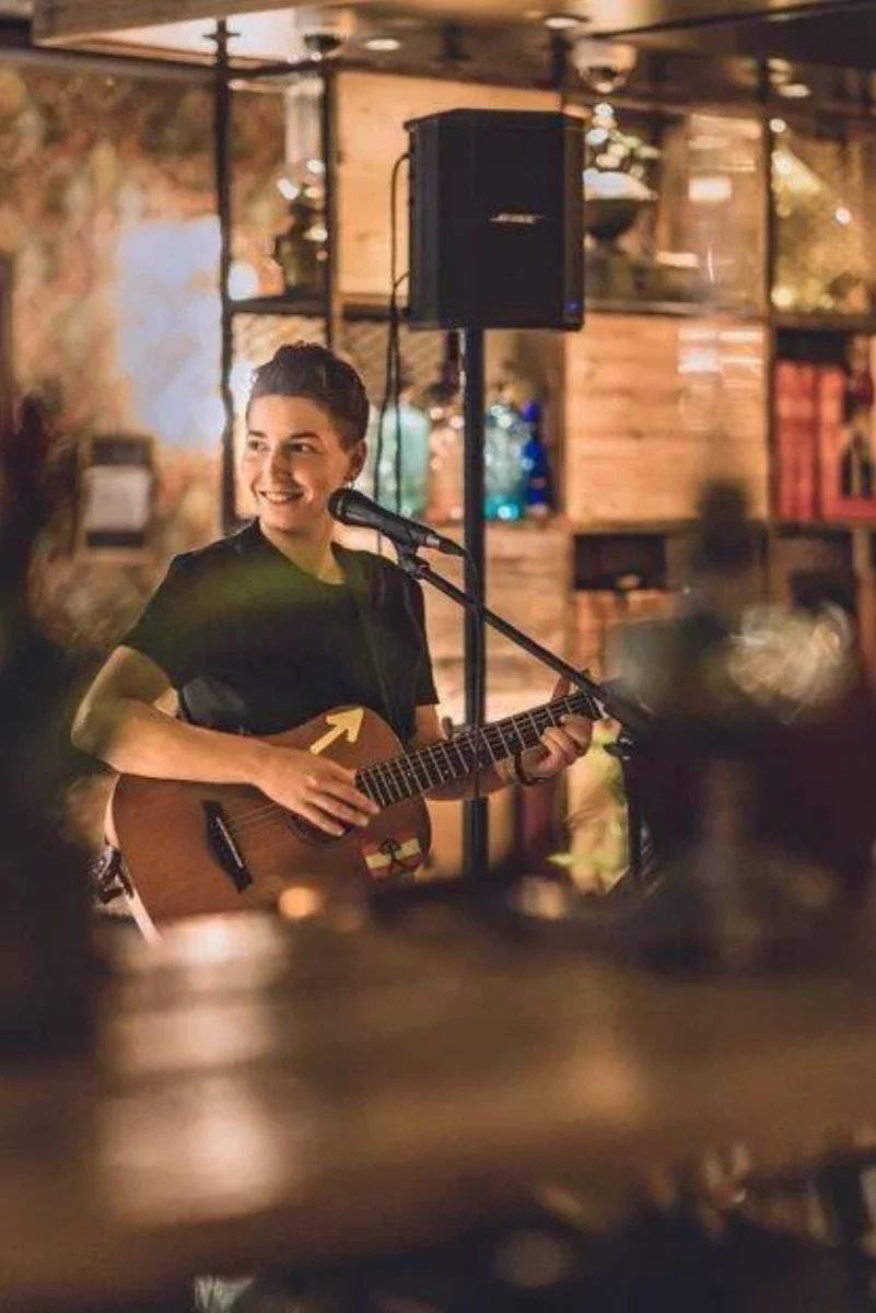 LUCIE AZARD SOLO, une guitare, une voix tout en délicatesse et des compositions originales (2)