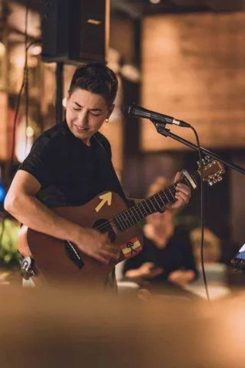 LUCIE AZARD SOLO guitare voix tout en délicatesse et des compositions originales
