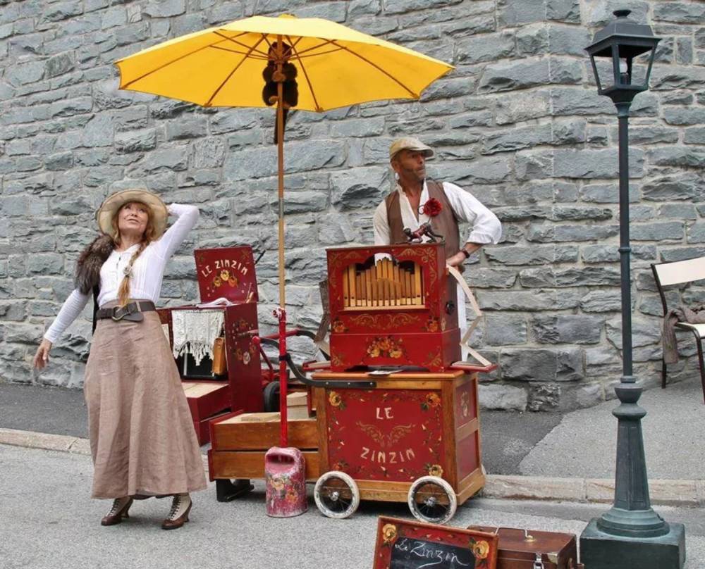 duo théâtrale à l'Orgue de barbarie